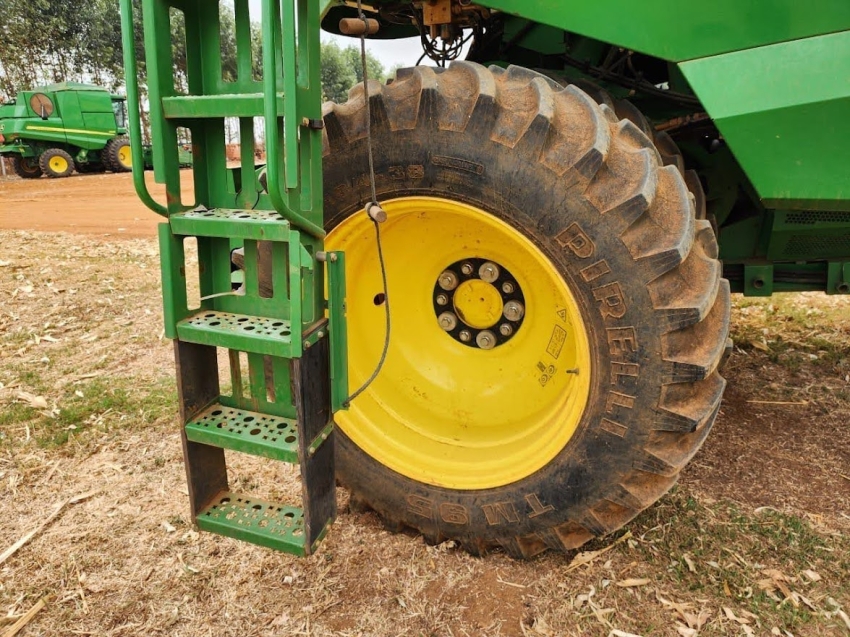 john deere colheitadeira s440 rodado dual. com piloto automatico. plataforma 22 pes. motor: 1.027. trilha: 726 diesel 1p automatico 2019