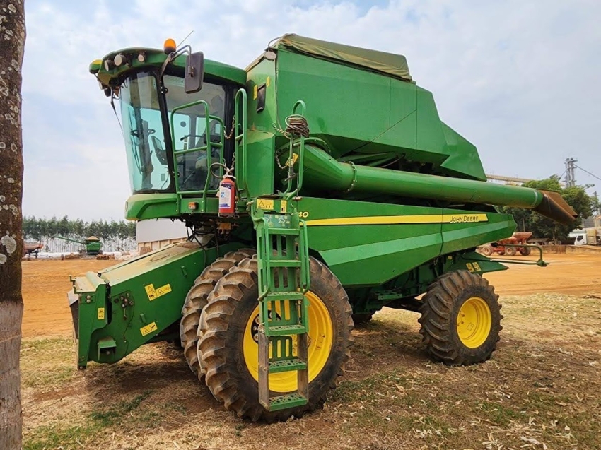 john deere colheitadeira s440 rodado dual. com piloto automatico. plataforma 22 pes. motor: 1.027. trilha: 726 diesel 1p automatico 2019