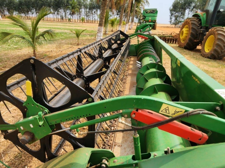 john deere colheitadeira s440 rodado dual. com piloto automatico. plataforma 22 pes. motor: 1.027. trilha: 726 diesel 1p automatico 2019
