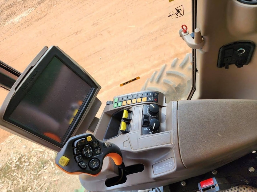 john deere colheitadeira s440 rodado dual. com piloto automatico. plataforma 22 pes. motor: 1.027. trilha: 726 diesel 1p automatico 2019