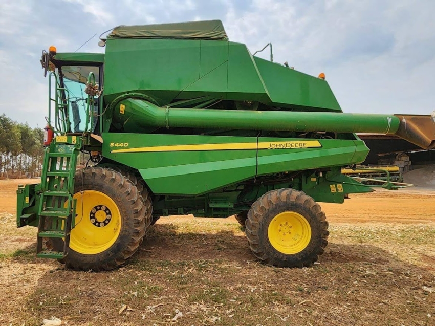 john deere colheitadeira s440 rodado dual. com piloto automatico. plataforma 22 pes. motor: 1.027. trilha: 726 diesel 1p automatico 2019
