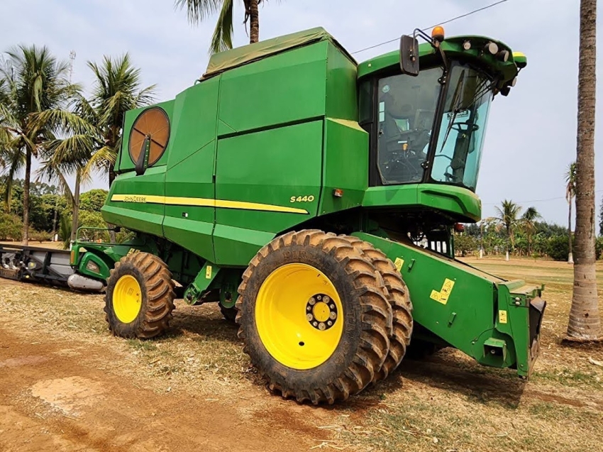 john deere colheitadeira s440 rodado dual. com piloto automatico. plataforma 22 pes. motor: 1.027. trilha: 726 diesel 1p automatico 2019