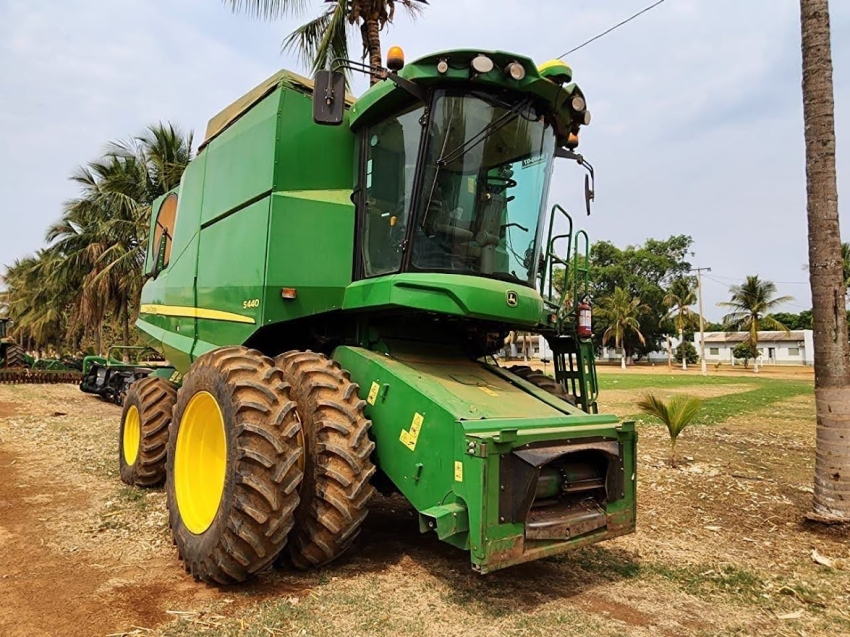 john deere colheitadeira s440 rodado dual. com piloto automatico. plataforma 22 pes. motor: 1.027. trilha: 726 diesel 1p automatico 2019