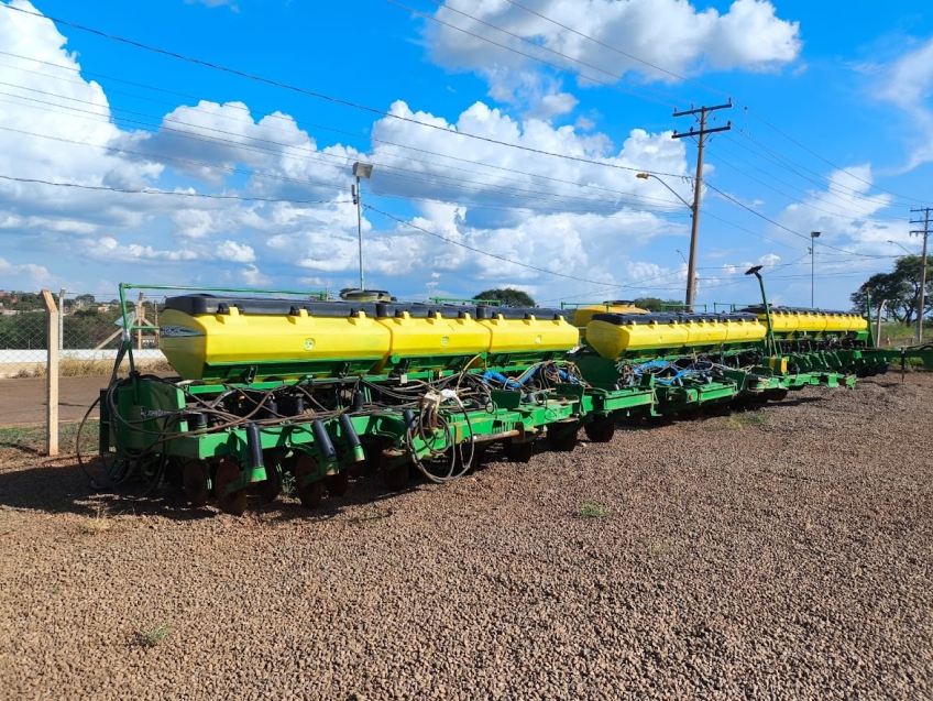 john deere plantadeira 2126 24 linhas. espacamento 50 cm. marcador de linha hidraulica. diesel 1p automatico 2014
