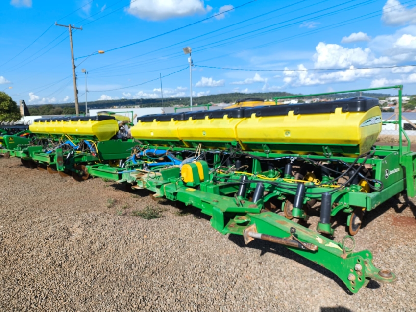 john deere plantadeira 2126 24 linhas. espacamento 50 cm. marcador de linha hidraulica. diesel 1p automatico 2014