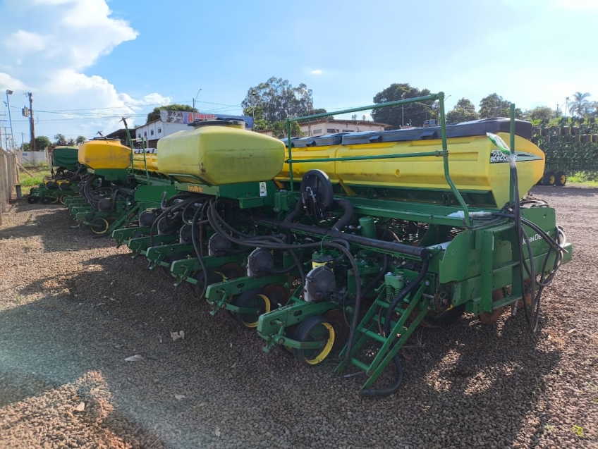 john deere plantadeira 2126 24 linhas. espacamento 50 cm. marcador de linha hidraulica. diesel 1p automatico 2014