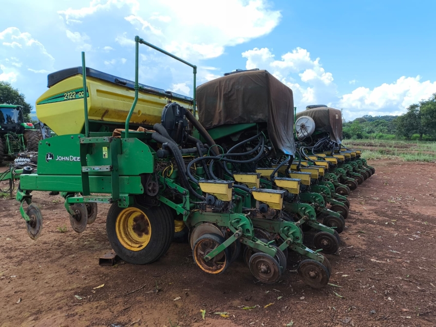 john deere plantadeira 2126 24 linhas. espacamento 50 cm. marcador de linha hidraulica. diesel 1p automatico 20141