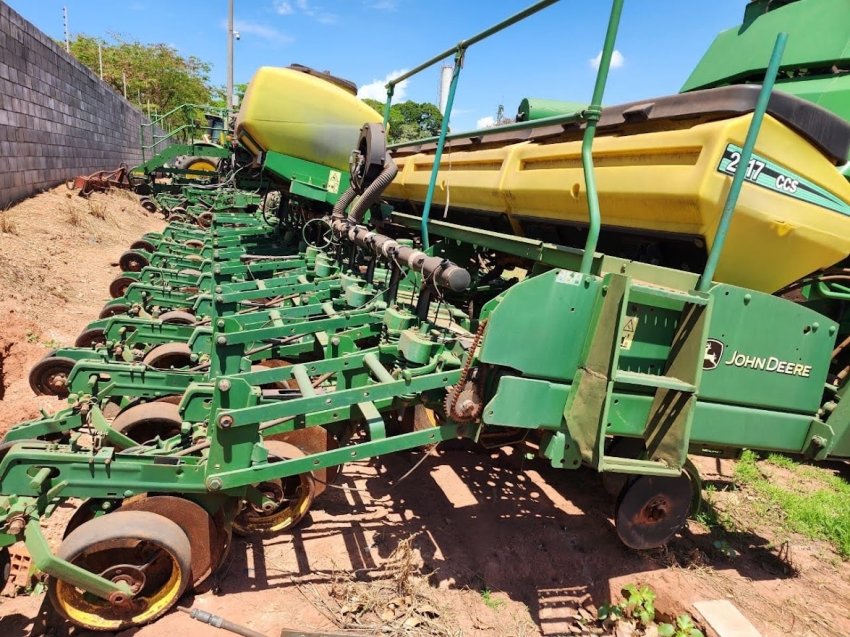 john deere plantadeira 2117 15 linhas. 50 cm. diesel 1p automatico 2011