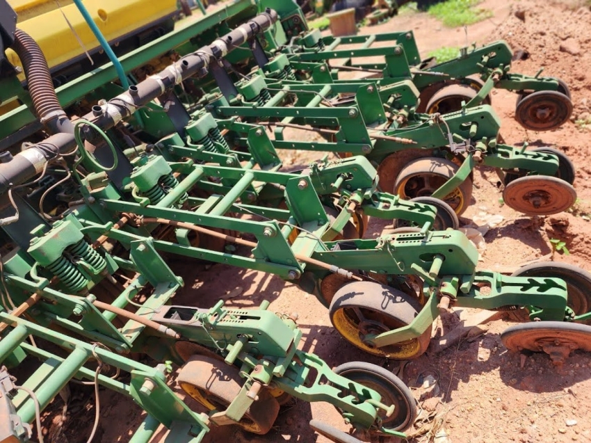john deere plantadeira 2117 15 linhas. 50 cm. diesel 1p automatico 2011