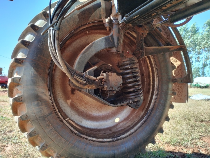 case pulverizador p triot 350 piloto automatico. metal 30mts. tanque 3500lts. motor:11.000hrs diesel 1p automatico 2012