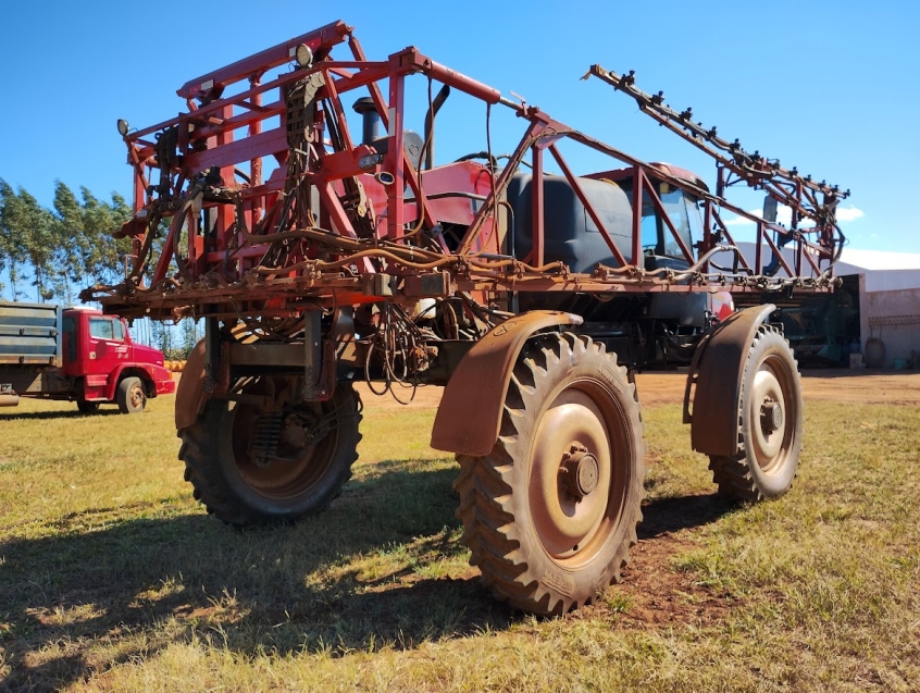 case pulverizador p triot 350 piloto automatico. metal 30mts. tanque 3500lts. motor:11.000hrs diesel 1p automatico 2012