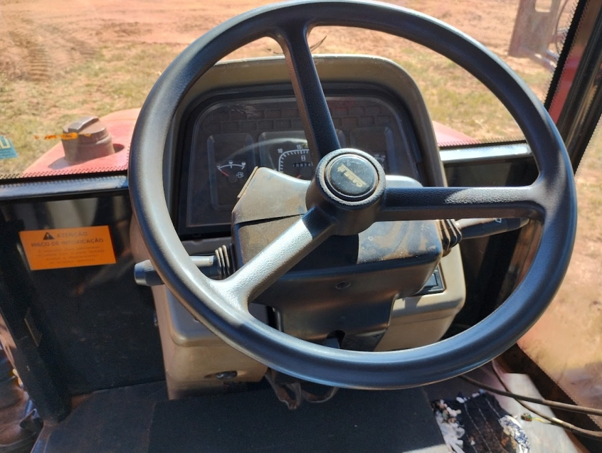 case pulverizador p triot 350 piloto automatico. metal 30mts. tanque 3500lts. motor:11.000hrs diesel 1p automatico 2012