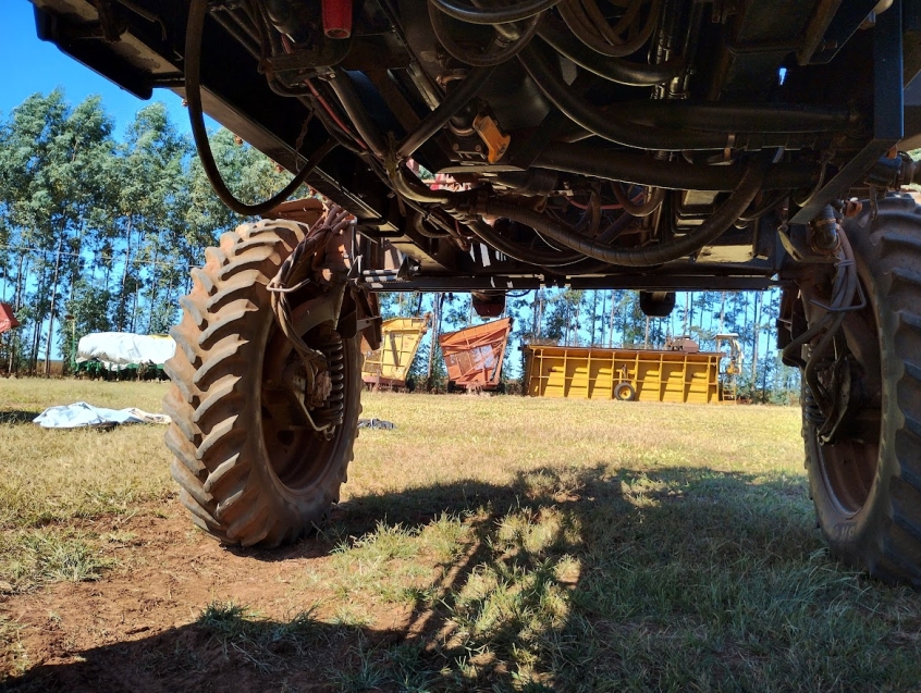 case pulverizador p triot 350 piloto automatico. metal 30mts. tanque 3500lts. motor:11.000hrs diesel 1p automatico 2012