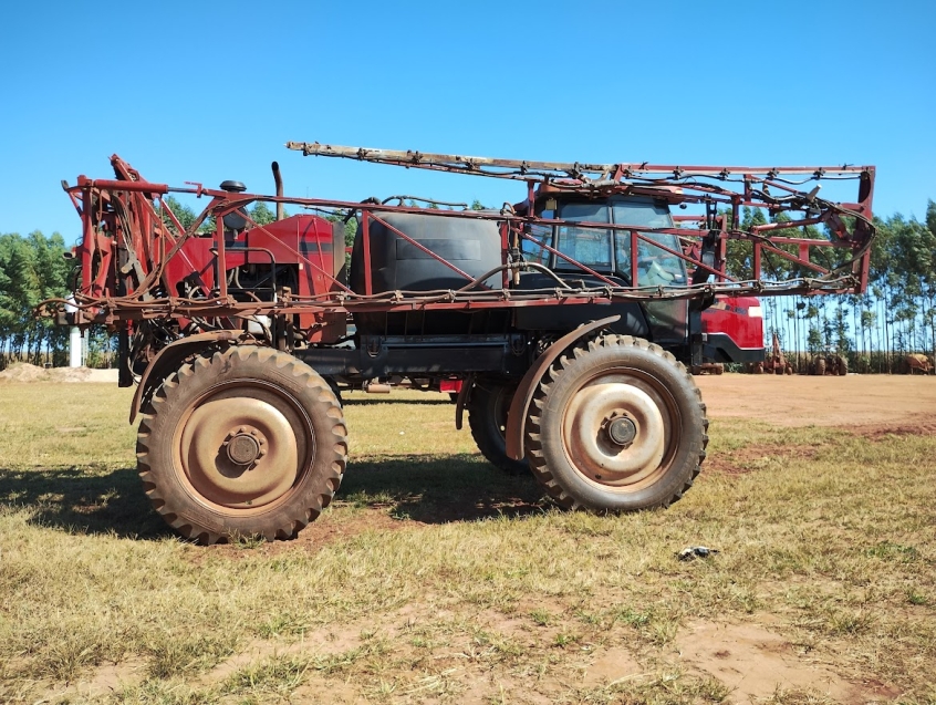 case pulverizador p triot 350 piloto automatico. metal 30mts. tanque 3500lts. motor:11.000hrs diesel 1p automatico 2012