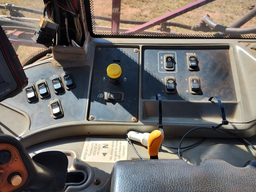 case pulverizador p triot 350 piloto automatico. metal 30mts. tanque 3500lts. motor:11.000hrs diesel 1p automatico 2012
