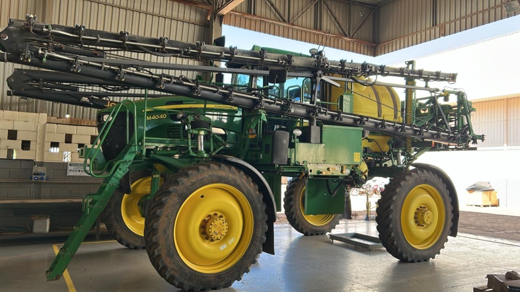 john deere pulverizador m4040 piloto automatico. fibra 36mts. tanque 4.000lts. motor: 4200 diesel 1p automatico 2019