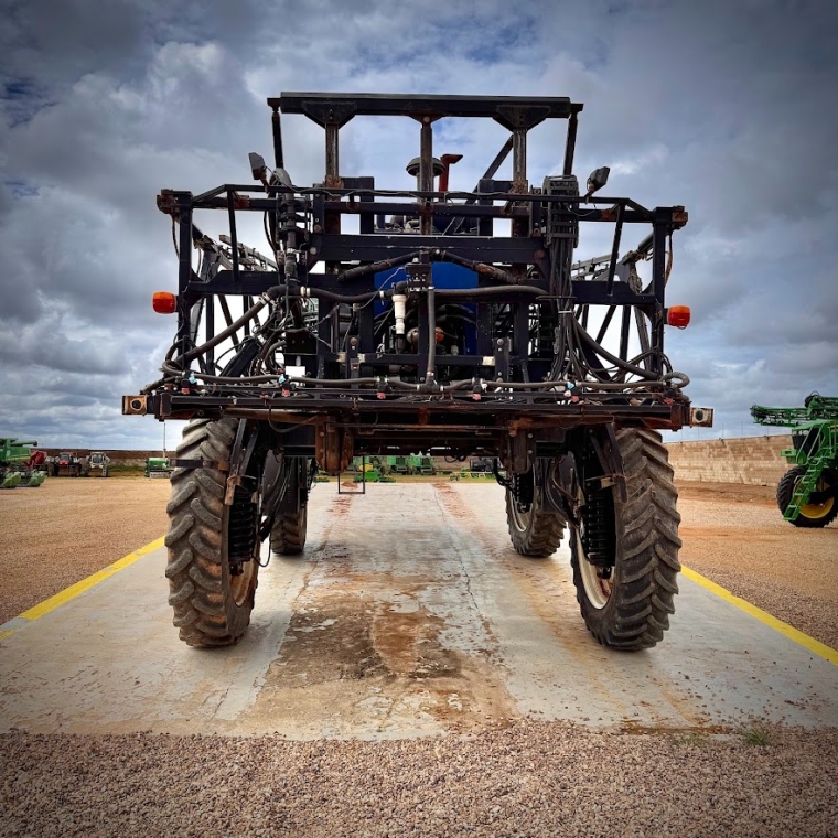 new holland pulverizador sp3500 piloto automatico. metal 36mts. tanque 3500lts. diesel 1p automatico 2013