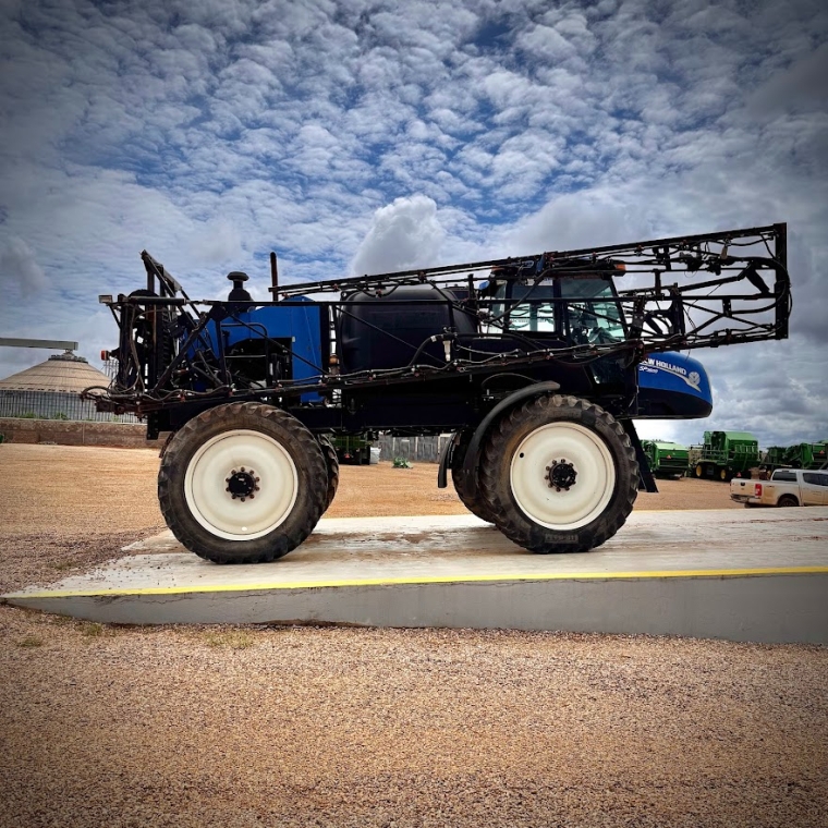 new holland pulverizador sp3500 piloto automatico. metal 36mts. tanque 3500lts. diesel 1p automatico 2013
