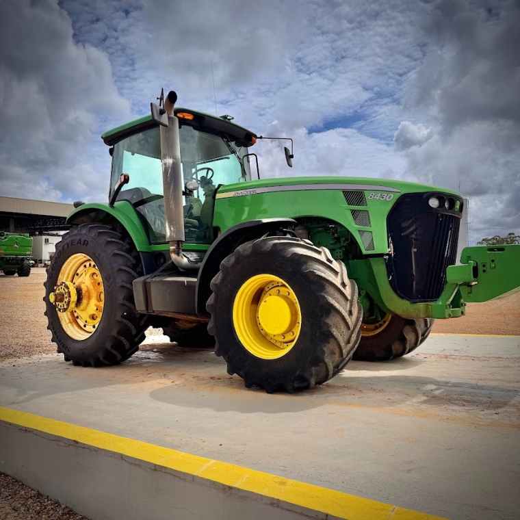 john deere trator 8430 310 cv. sem piloto automatico. rodado dual. motor: 12300 diesel 1p automatico 2008