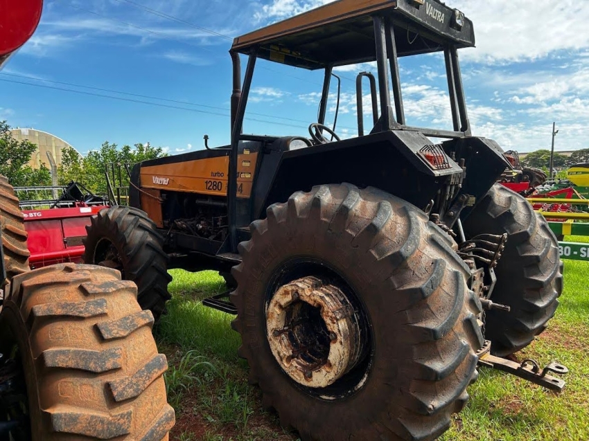valmet trator 1280 128cv. sem cabine. rodado balao. motor: 19839 diesel 1p automatico 2001
