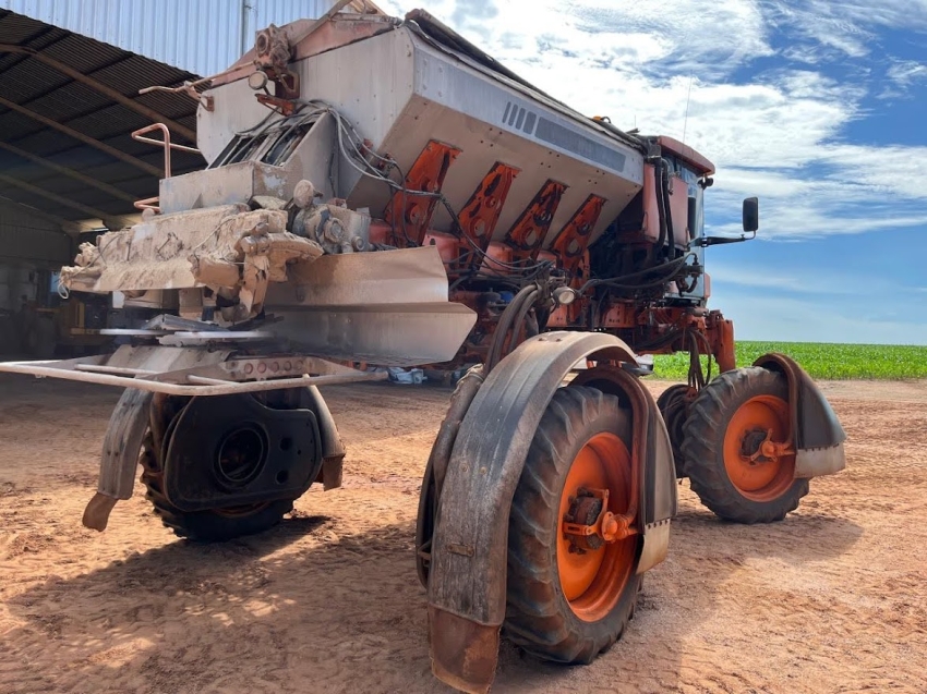 jacto pulverizador uniport 5030 npk capacidade 5.000kg. porta dupla. luz de trabalho diesel 2p automatico 2019