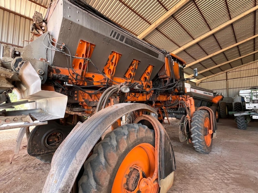 jacto pulverizador uniport 5030 npk capacidade 5.000kg. porta dupla. luz de trabalho diesel 2p automatico 2019