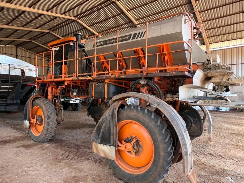 jacto pulverizador uniport 5030 npk capacidade 5.000kg. porta dupla. luz de trabalho diesel 2p automatico 2019
