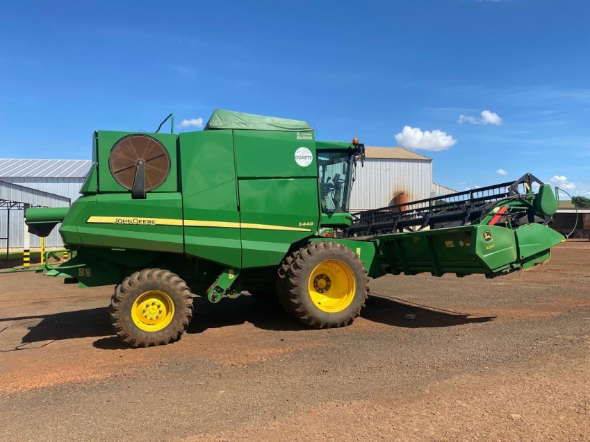 john deere colheitadeira s440 rodado dual. com piloto automatico. plataforma 22 pes. motor: 1027 - trilha: 726 diesel 1p automatico 2019