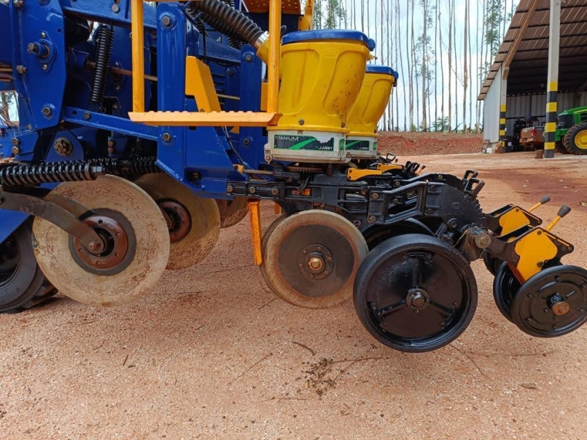 tatu plantadeira usap. 30 linhas. 50cm. titanium. desligamento 03 seccoes. isobuss diesel 1p automatico 2018