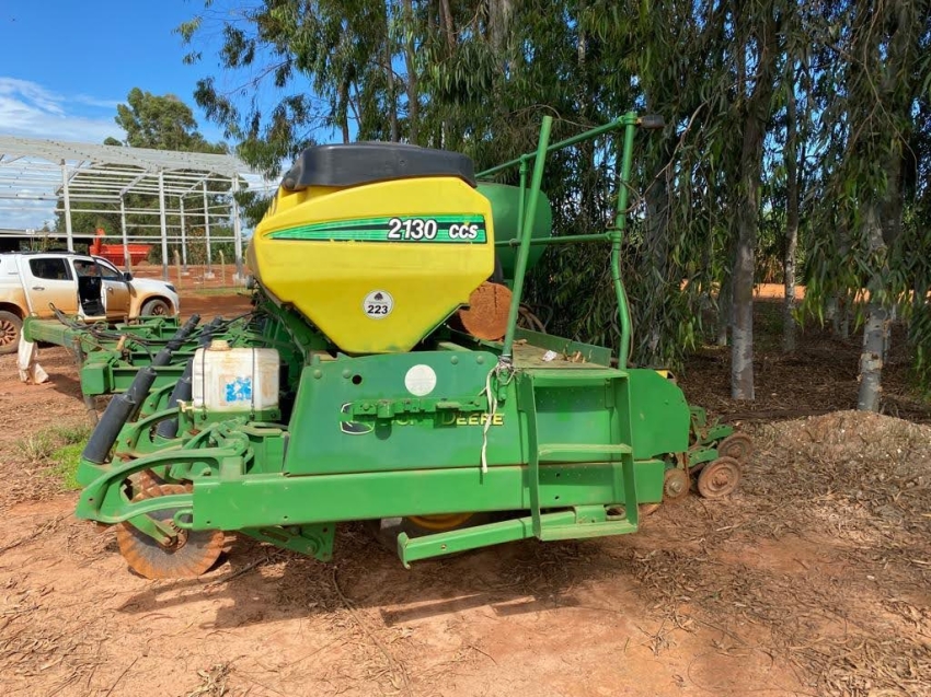 john deere plantadeira 2130 28 linhas. 50cm. diesel 1p automatico 2012