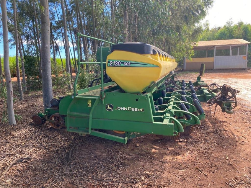 john deere plantadeira 2130 28 linhas. 50cm. diesel 1p automatico 2012