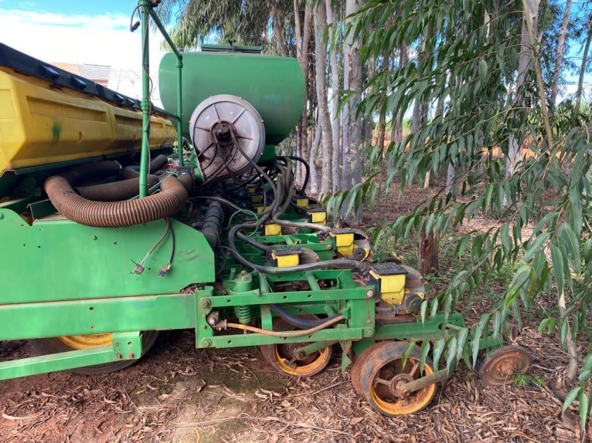 john deere plantadeira 2130 28 linhas. 50cm. diesel 1p automatico 2012