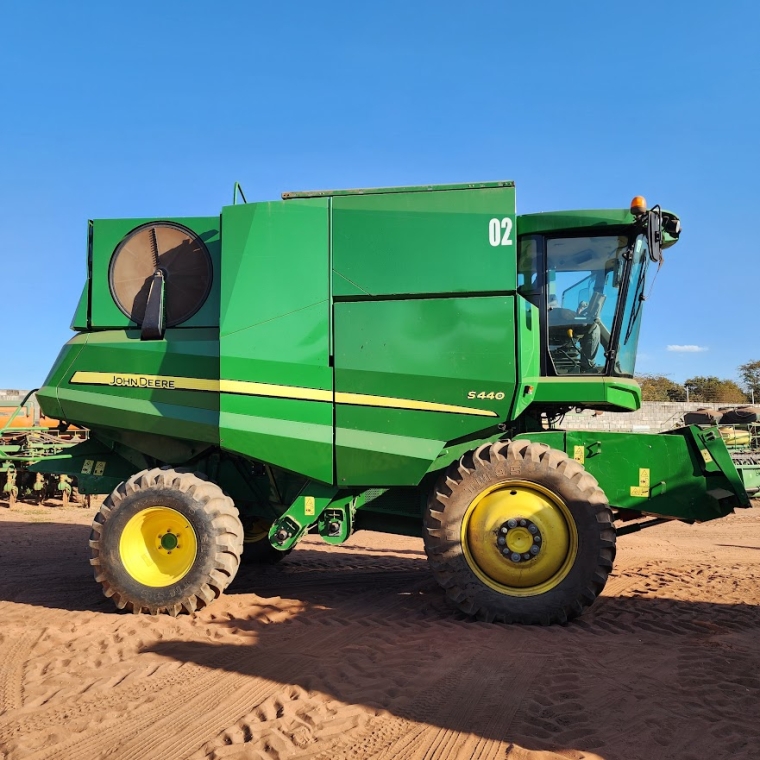 john deere colheitadeira s440 cabine. rodado dual. plataforma 25 pes. motor: 1.429hrs - trilha: 924hrs diesel 1p automatico 2018