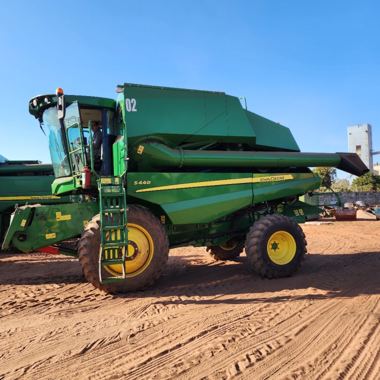 john deere colheitadeira s440 cabine. rodado dual. plataforma 25 pes. motor: 1.429hrs - trilha: 924hrs diesel 1p automatico 2018
