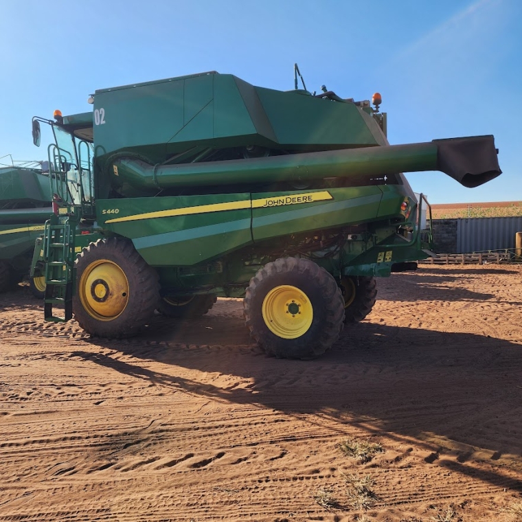 john deere colheitadeira s440 cabine. rodado dual. plataforma 25 pes. motor: 1.429hrs - trilha: 924hrs diesel 1p automatico 2018