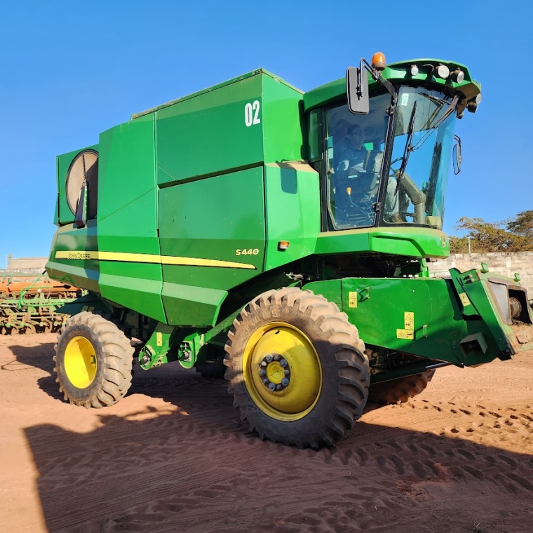 john deere colheitadeira s440 cabine. rodado dual. plataforma 25 pes. motor: 1.429hrs - trilha: 924hrs diesel 1p automatico 2018