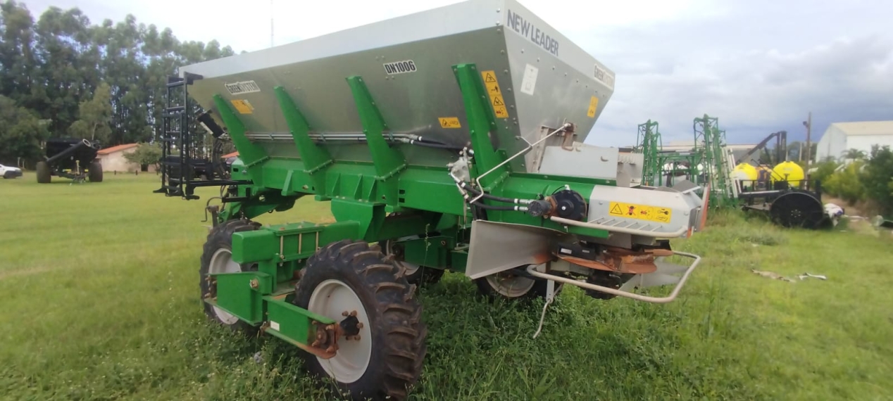 greensystem carregadora frontal 562sl autonivelante com acionamento via vcr capacidade 6 m3. taxa variavel. lona facil diesel 1p automatico 2023