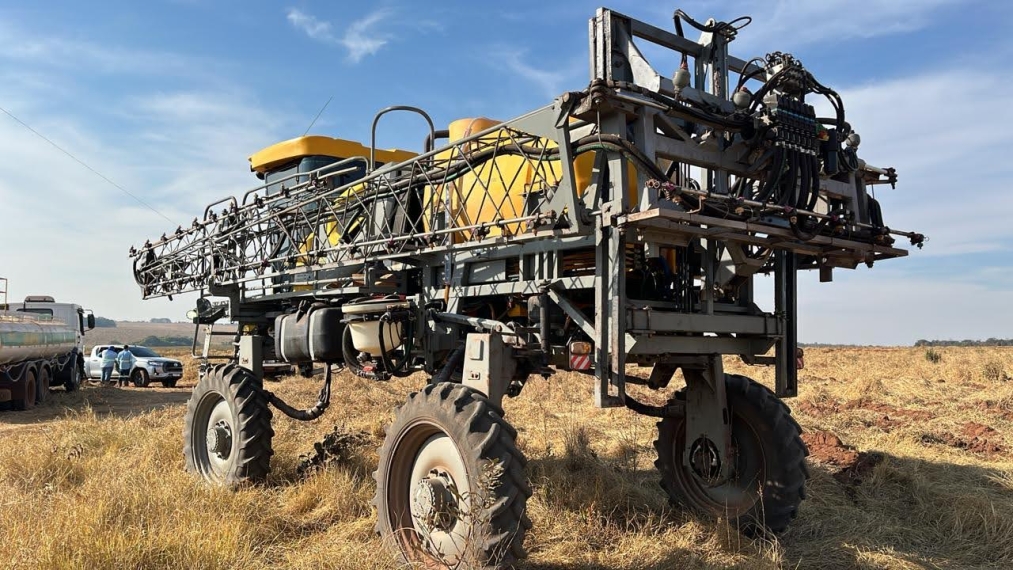john deere pulverizador pla 125j piloto autom. metal 27 mts. tanque 2.500 lts. motor: 2.975hrs. diesel 1p automatico 2022