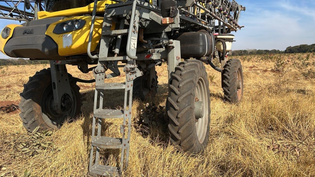 john deere pulverizador pla 125j piloto autom. metal 27 mts. tanque 2.500 lts. motor: 2.975hrs. diesel 1p automatico 2022