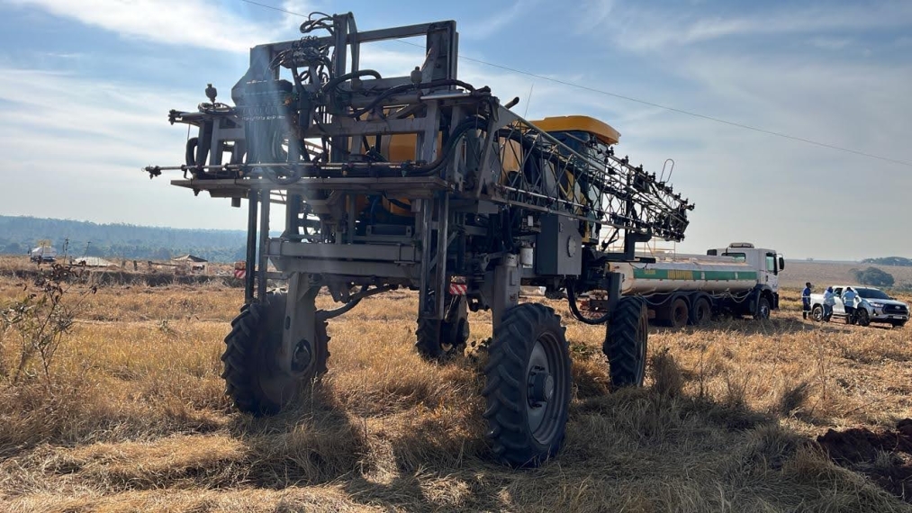 john deere pulverizador pla 125j piloto autom. metal 27 mts. tanque 2.500 lts. motor: 2.975hrs. diesel 1p automatico 2022