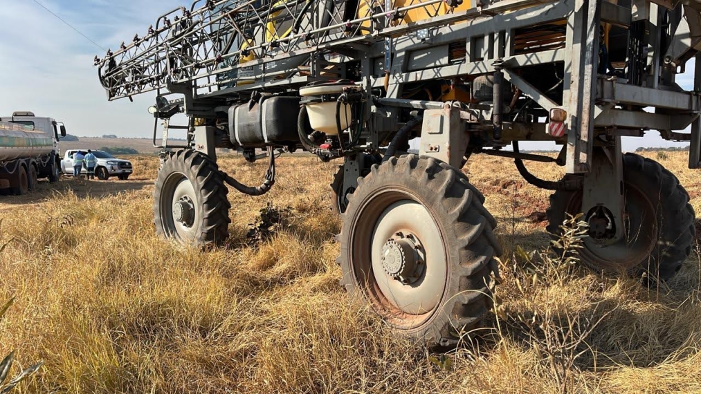 john deere pulverizador pla 125j piloto autom. metal 27 mts. tanque 2.500 lts. motor: 2.975hrs. diesel 1p automatico 2022