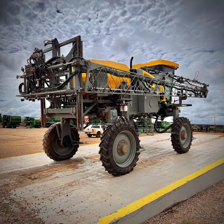 john deere pulverizador pla 125j piloto autom. metal 27 mts. tanque 2.500 lts. motor: 1.168hrs diesel 1p automatico 2023