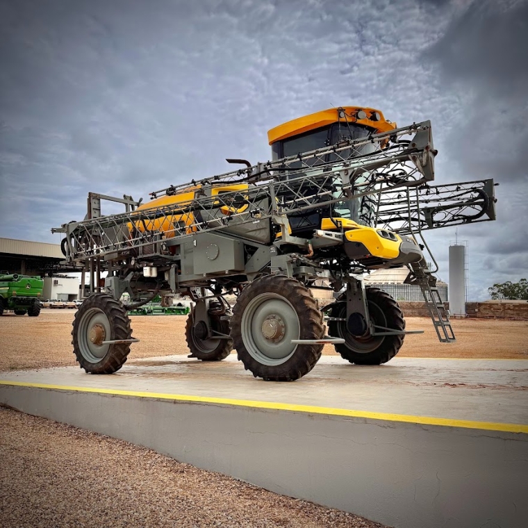john deere pulverizador pla 125j piloto autom. metal 27 mts. tanque 2.500 lts. motor: 1.168hrs diesel 1p automatico 2023