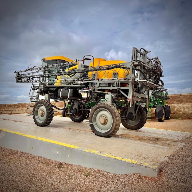john deere pulverizador pla 125j piloto autom. metal 27 mts. tanque 2.500 lts. motor: 1.168hrs diesel 1p automatico 2023