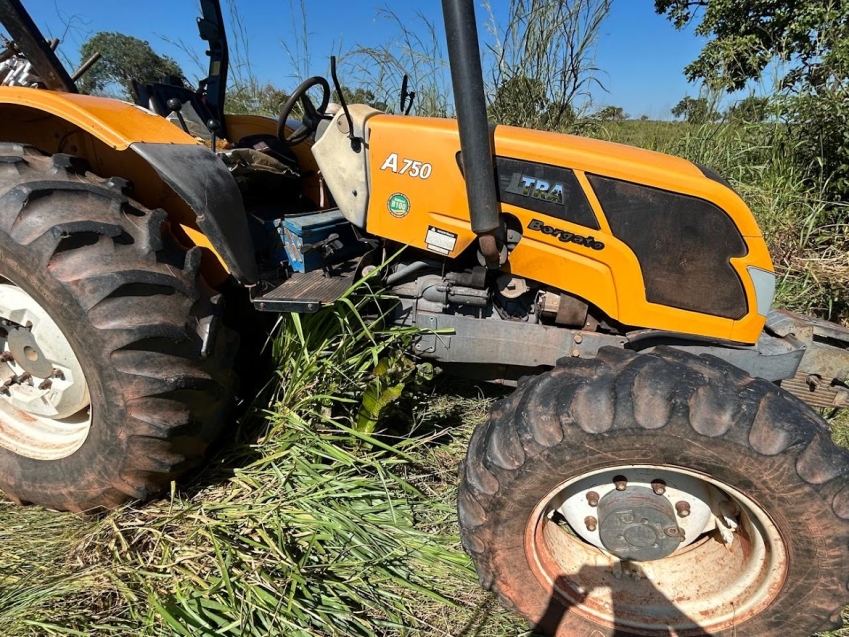 valtra trator a 750 75cv. sem cabine. levante hidraulico. tdp. motor: 3.728hrs diesel 1p automatico 2017