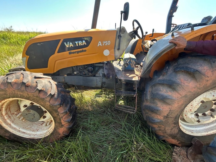 valtra trator a 750 75cv. sem cabine. levante hidraulico. tdp. motor: 3.728hrs diesel 1p automatico 2017