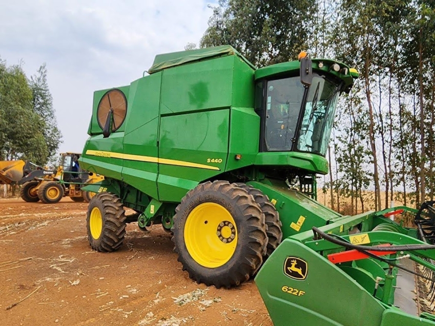 john deere colheitadeira s440 rodado dual. com piloto automatico. plataforma 22 pes. motor: 1.388 - trilha: 875 diesel 1p automatico 2018