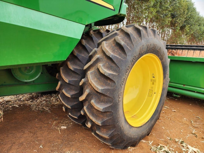 john deere colheitadeira s440 rodado dual. com piloto automatico. plataforma 22 pes. motor: 1.388 - trilha: 875 diesel 1p automatico 2018