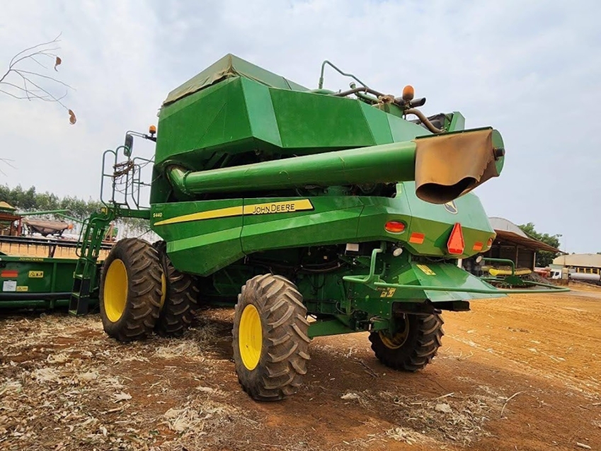 john deere colheitadeira s440 rodado dual. com piloto automatico. plataforma 22 pes. motor: 1.388 - trilha: 875 diesel 1p automatico 2018
