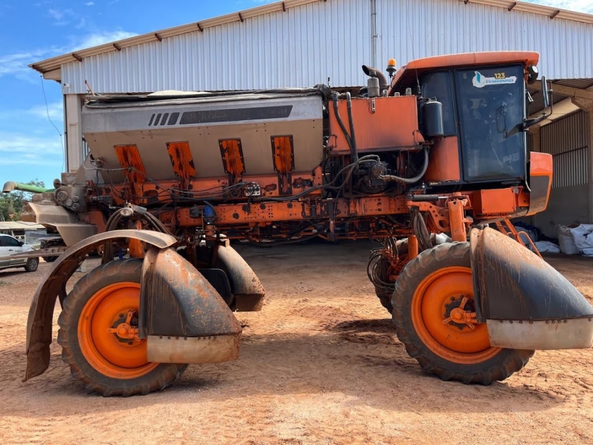 jacto pulverizador uniport 5030 npk capacidade 5.000kg. porta dupla. luz de trabalho diesel 1p automatico 2019